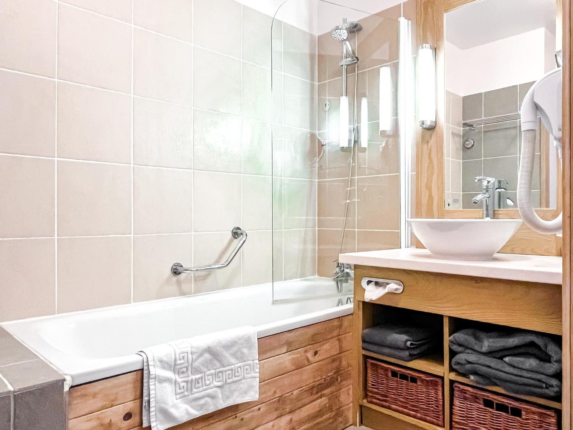 Large One-Bedroom Apartment, Wheelchair Adapted, Les Terrasses D'Eos Flaine Exteriör bild